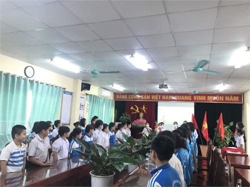 Trường tiểu học Cao Bá Quát tổ chức buổi lễ kết nạp đội viên cho các em học sinh